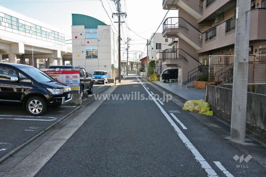 敷地北東側の前面道路(北西側から)