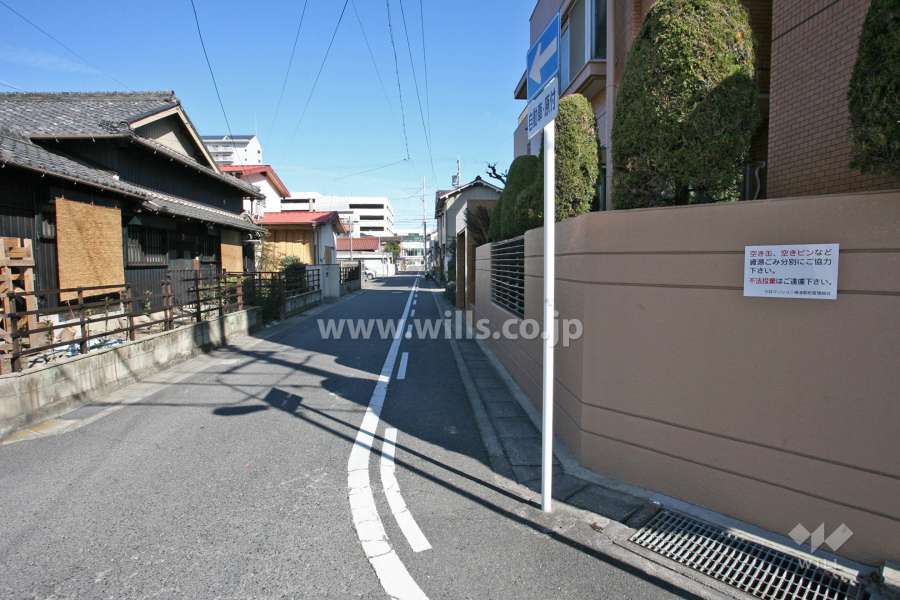 敷地西側の前面道路