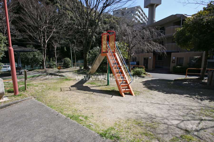 敷地に隣接する児童公園