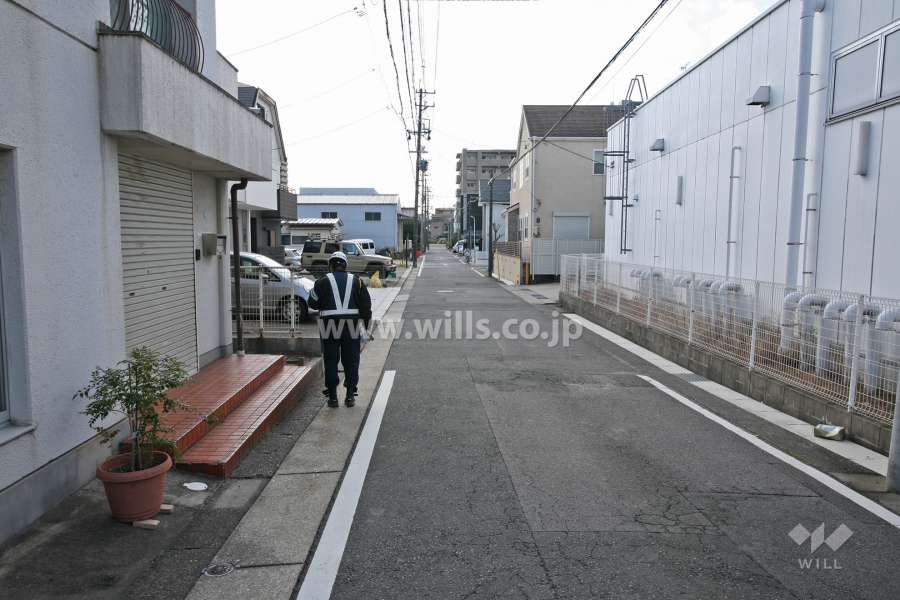 敷地西側の前面道路