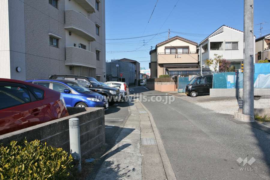 敷地東側の前面道路(南側から)