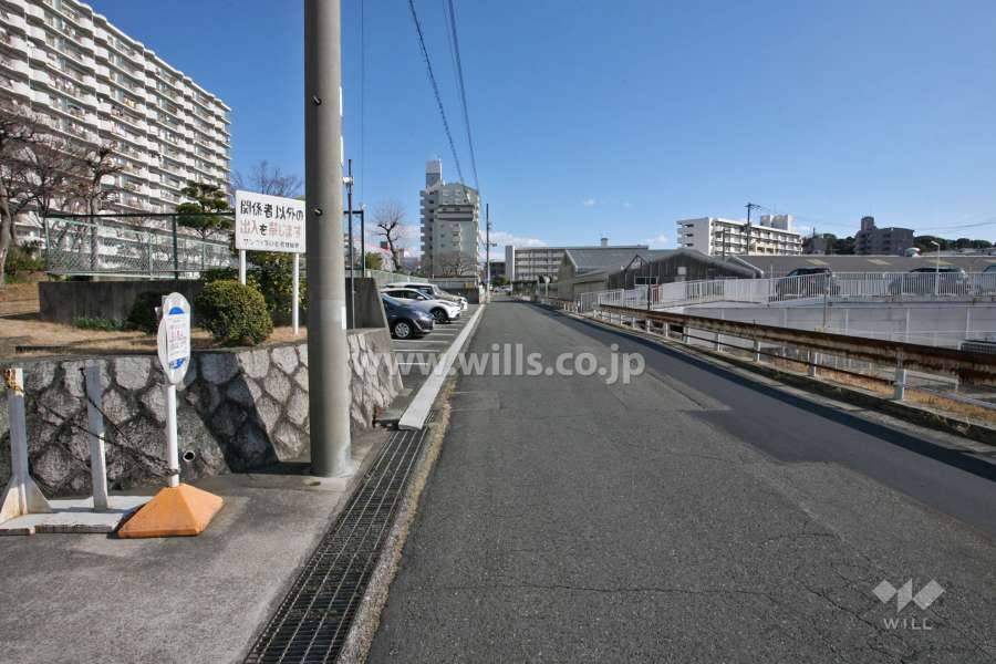 敷地南西側の前面道路(西側から)