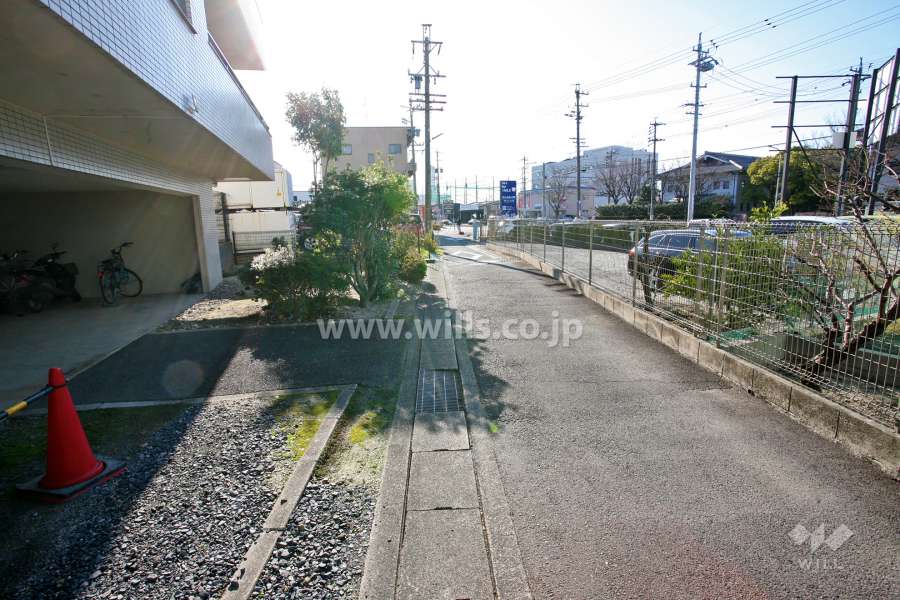 敷地西側の前面道路