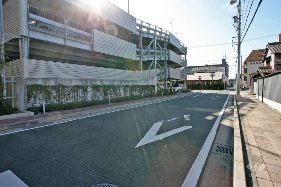 敷地西側の前面道路(北側から)