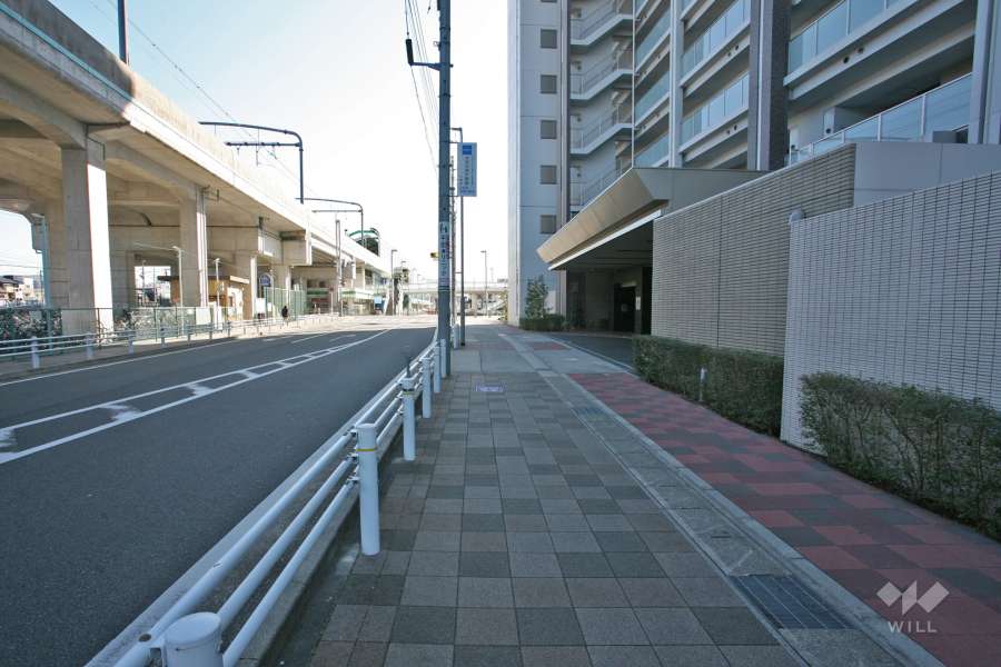 敷地北側は名鉄名古屋本線に面しています。