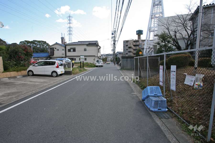 敷地南西側の前面道路(北西側から)