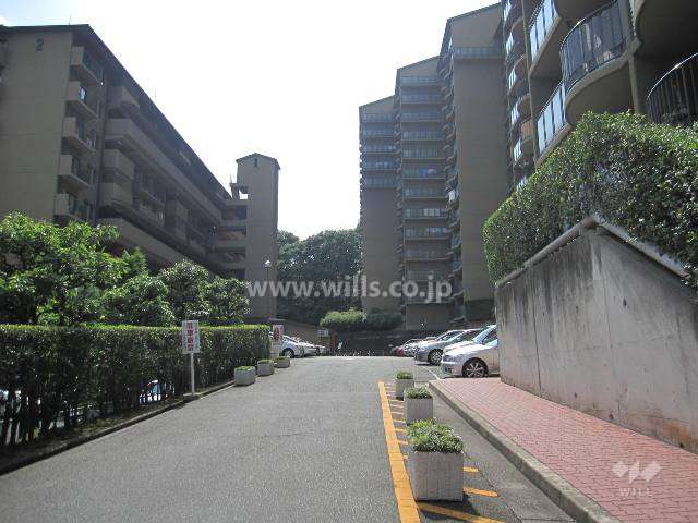 東側の前面道路から敷地内へ入ります。