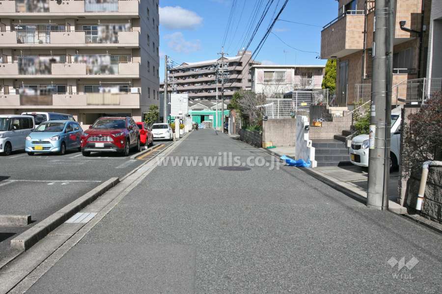 敷地東側の前面道路(南側から)