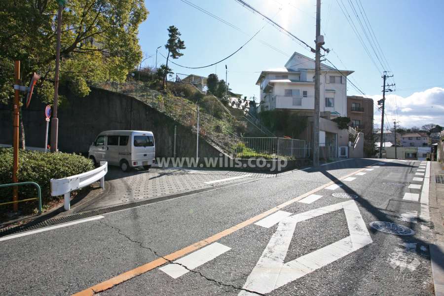 敷地西側の前面道路(北側から)