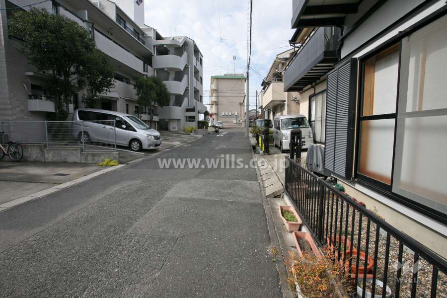 敷地北側の前面道路（東側から）