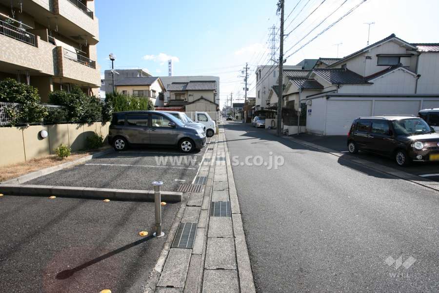 敷地南側の前面道路（東側から）