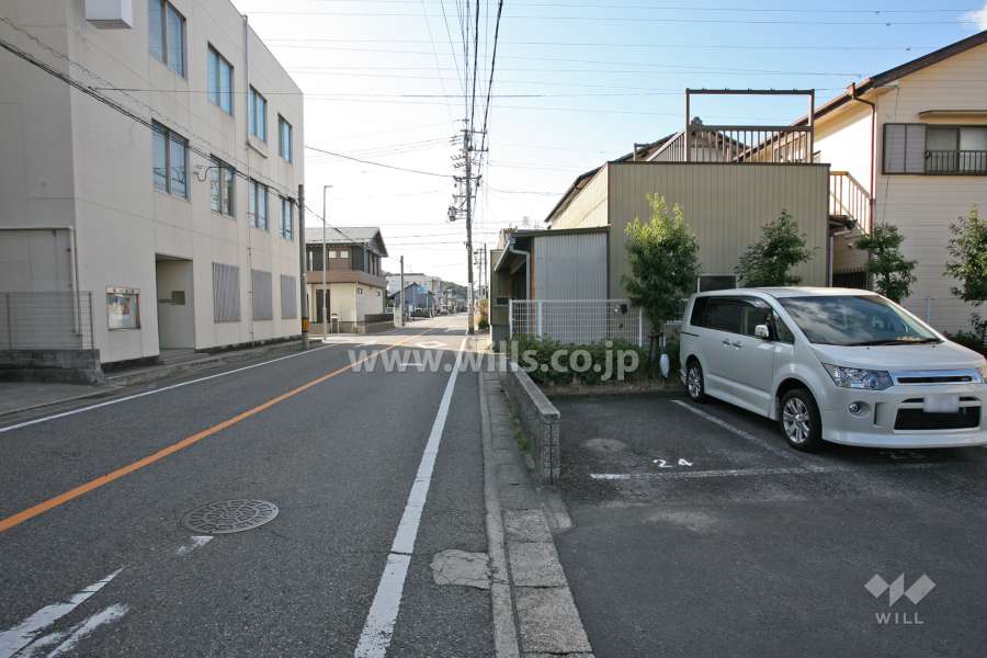 敷地北側の前面道路（西側から）