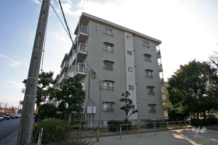 タウン伝治山1号棟の外観（西側から）