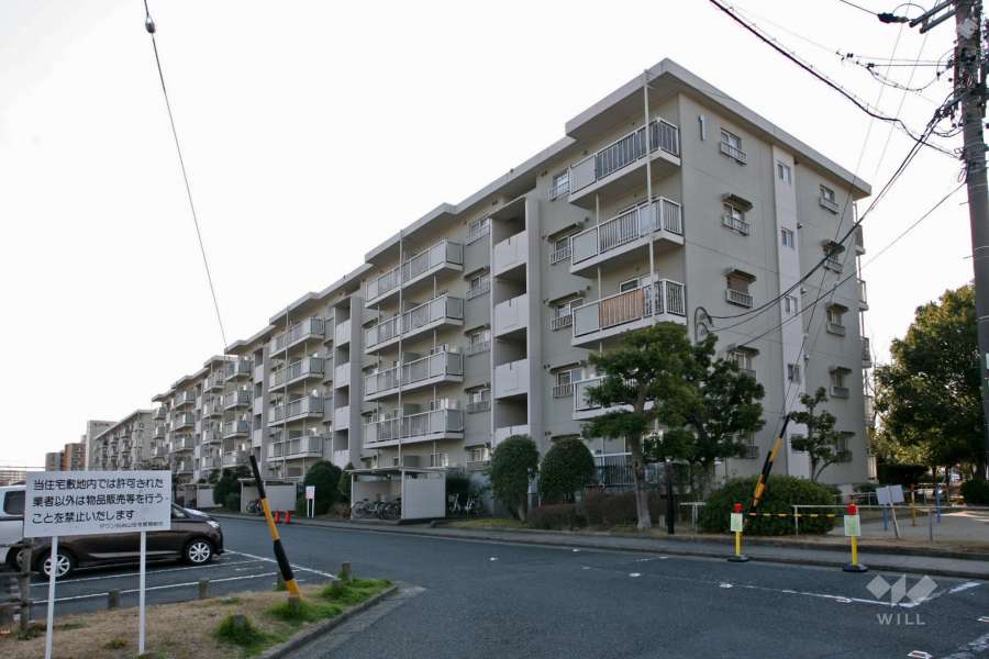 タウン伝治山1号棟の外観（北西側から）