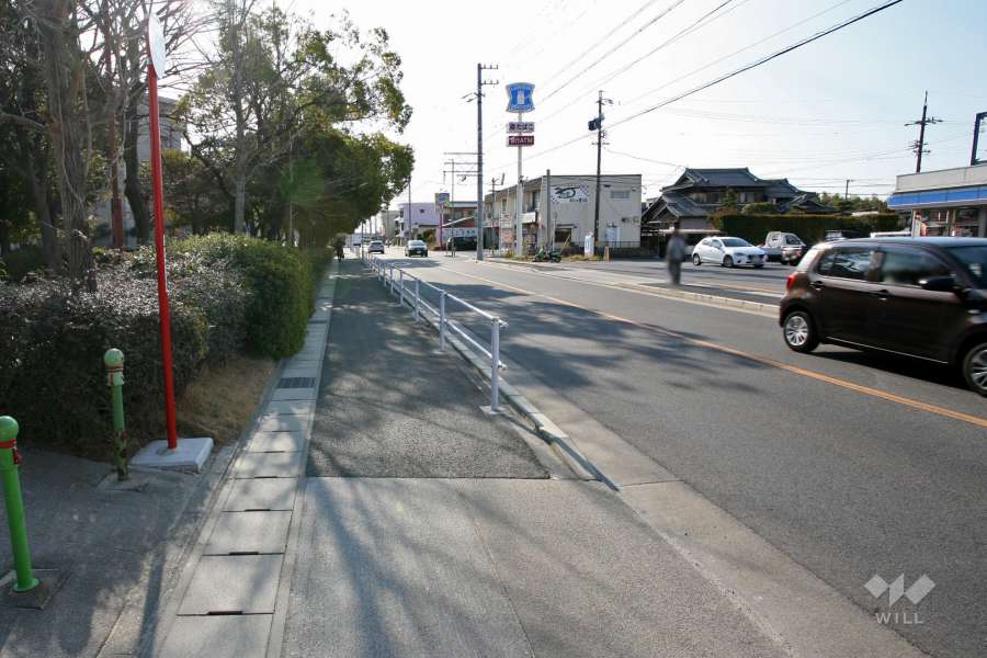 敷地南西側の前面道路（北西側から）