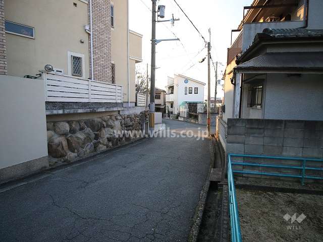敷地西側の前面道路（北側から）