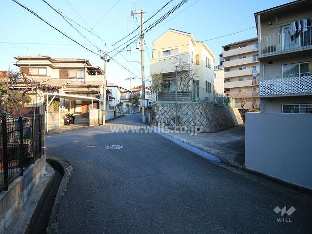 敷地西側の前面道路（南側から）