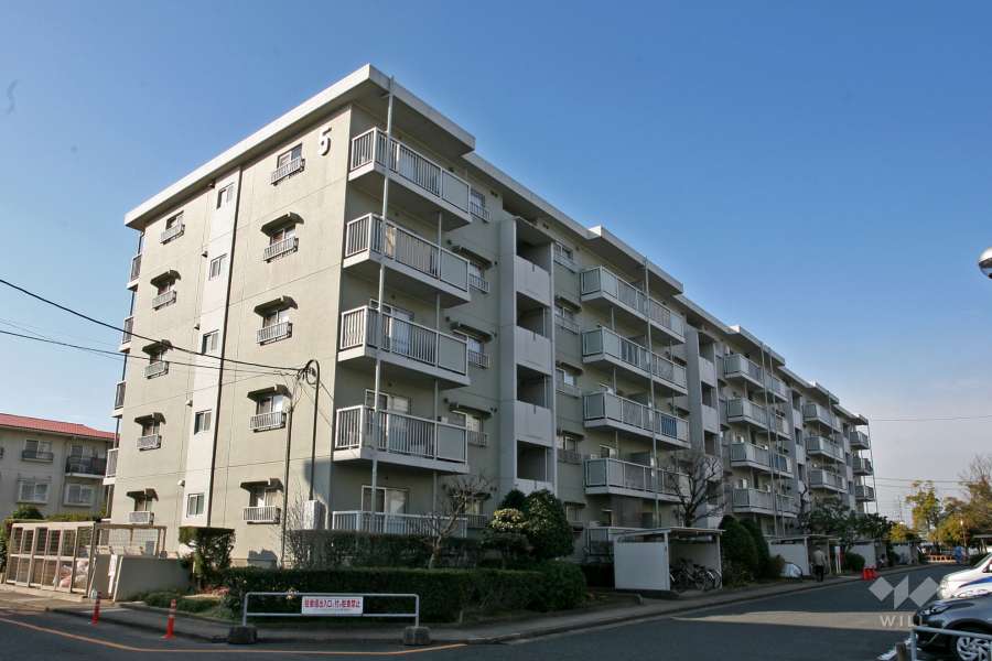 タウン伝治山5号棟の外観（北東側から）