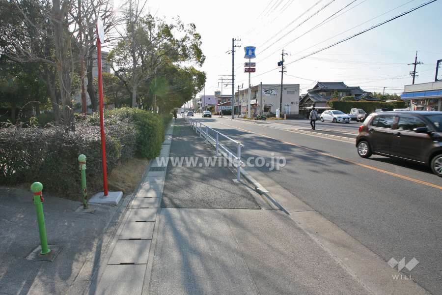 敷地南西側の前面道路（北西側から）