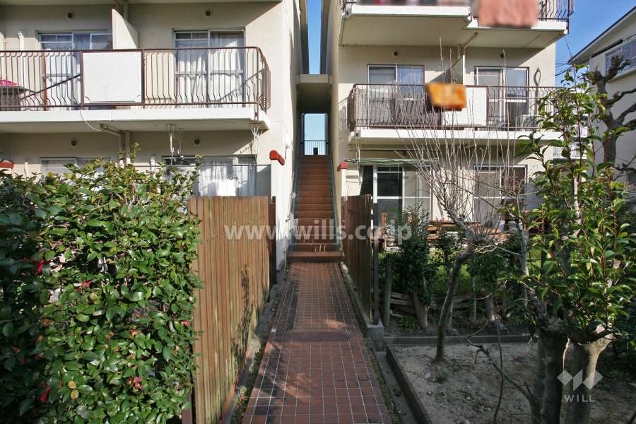 住戸入り口へのアプローチ