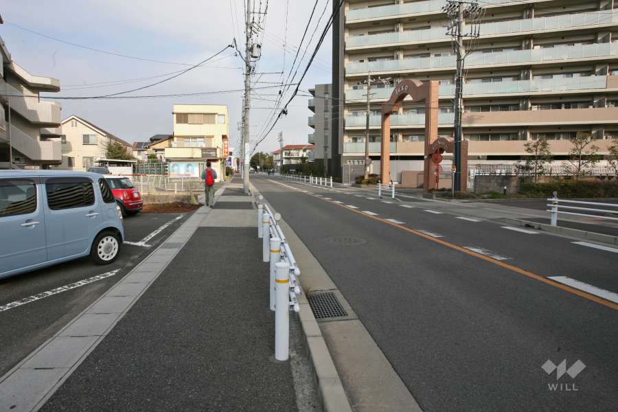 敷地西側の前面道路(南側から)