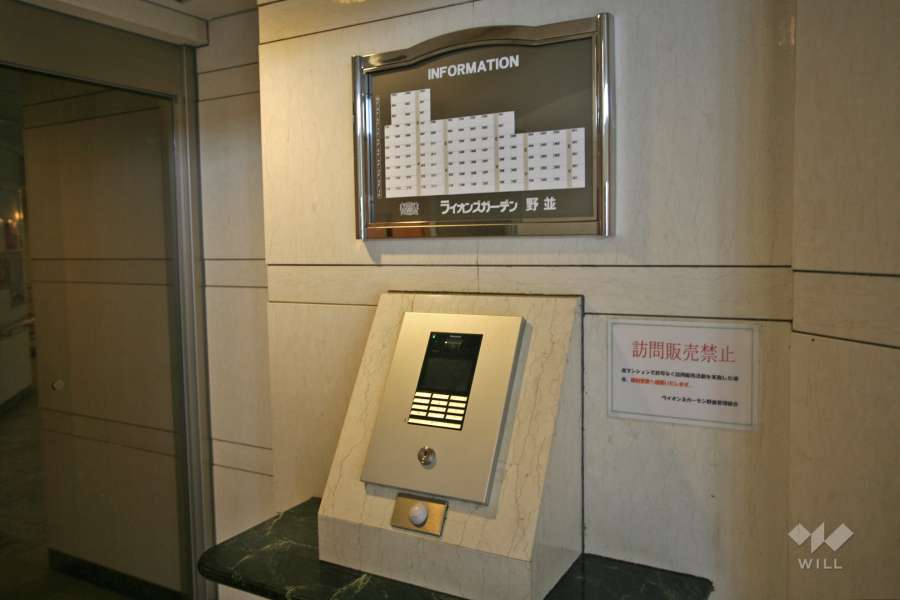 オートロックと案内板