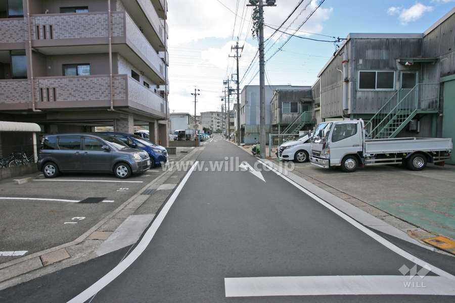 敷地北西側の前面道路(北東側から)