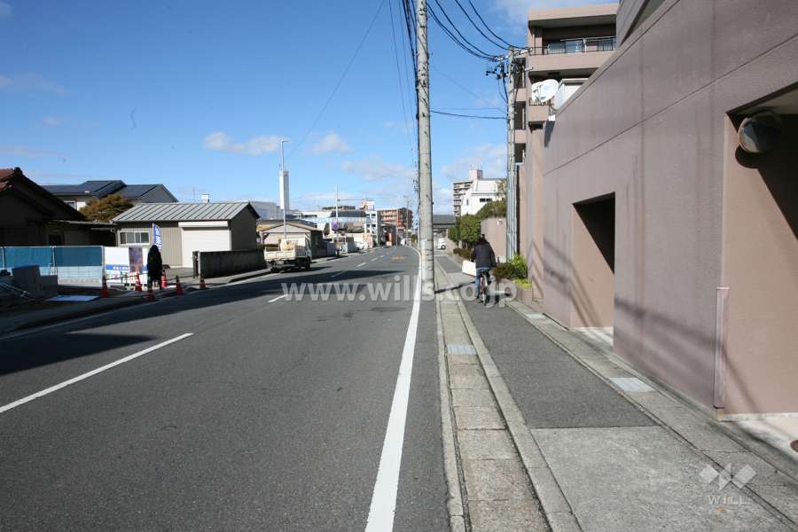 敷地西側の前面道路（南側から）