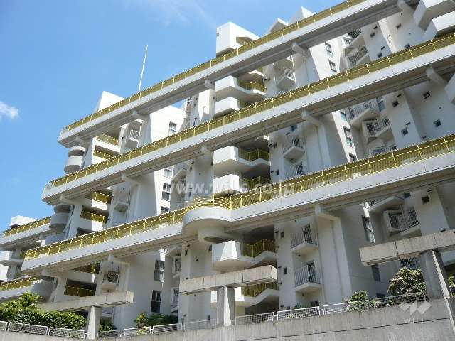 千里山ロイヤルマンション2番街C棟の外観（西側から）