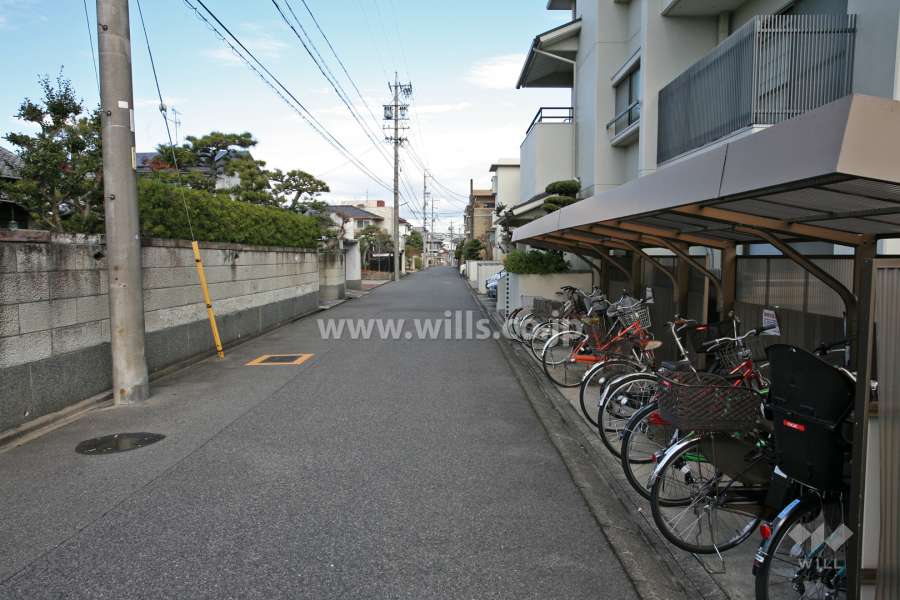 敷地北西側の前面道路（南西側から）