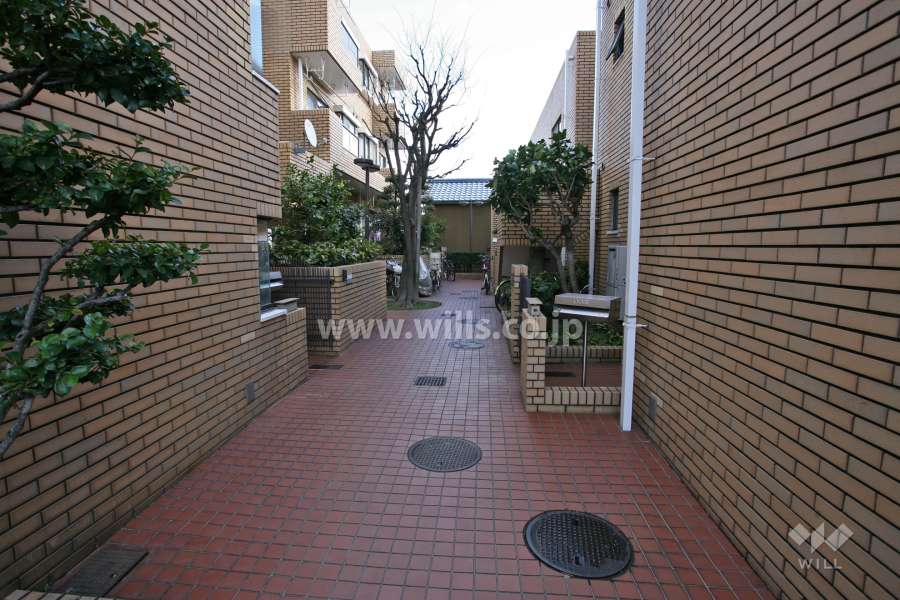 エントランスアプローチ(A棟とB棟の間にあります。)