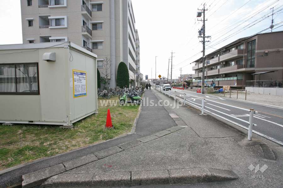 敷地西側の前面道路