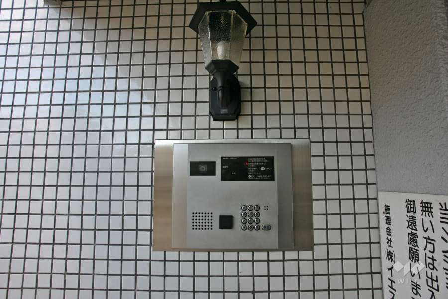 エントランスはオートロック付きです。
