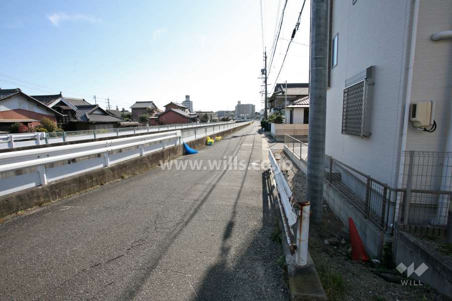 敷地東側の前面道路（北側から）