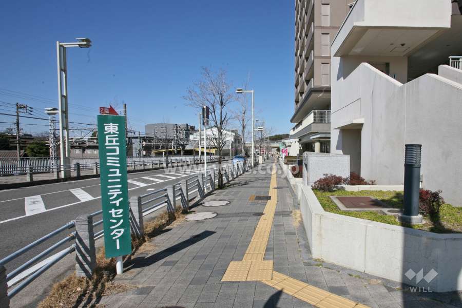 敷地南西側の前面道路(南東側から)