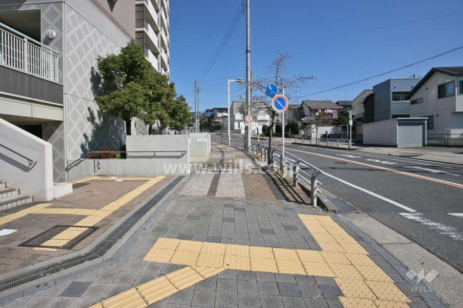 敷地南東側の前面道路(南西側から)