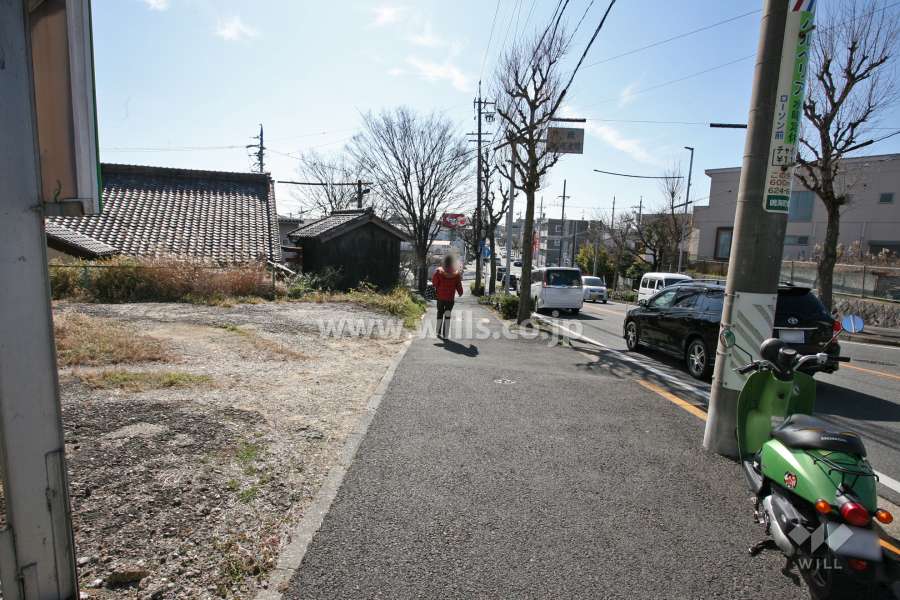 敷地西側の前面道路(北側から)