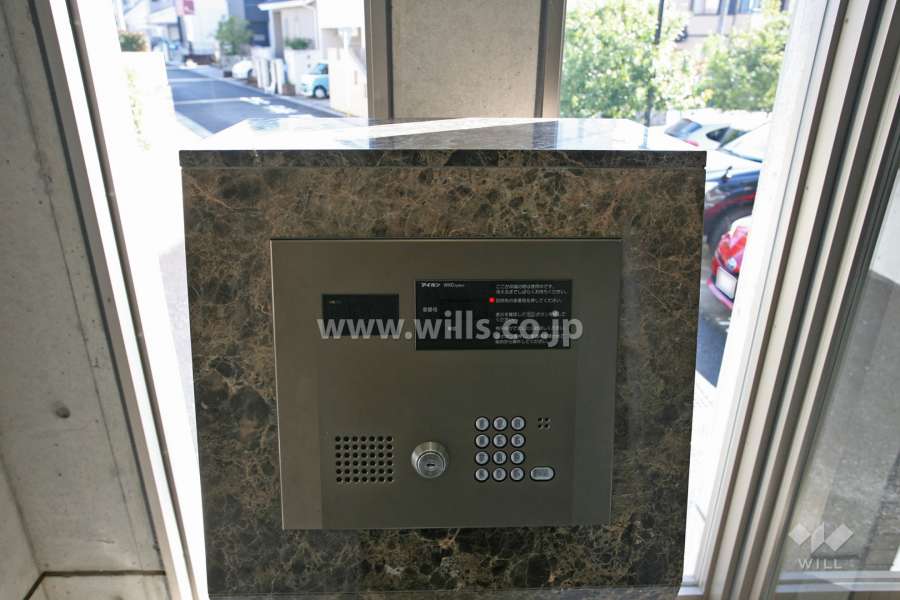 エントランスはオートロック付きです。