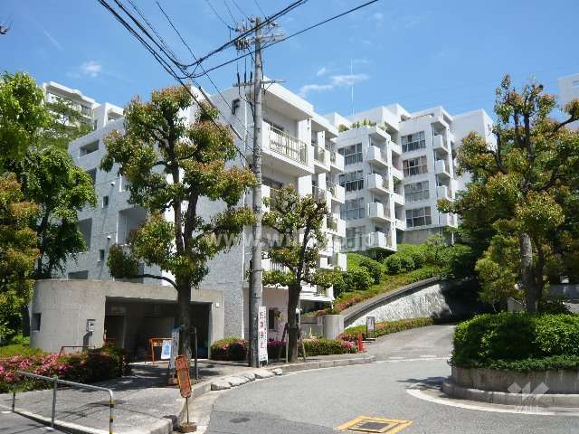 千里山ロイヤルマンション3番街F棟の外観（西側から）