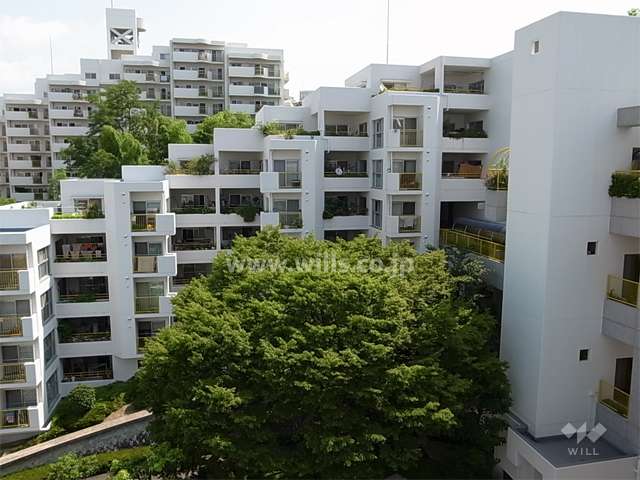 3番街F棟と後方は、3番街B棟。敷地は西方向に下っている傾斜地で、敷地内はたいへん緑豊か。