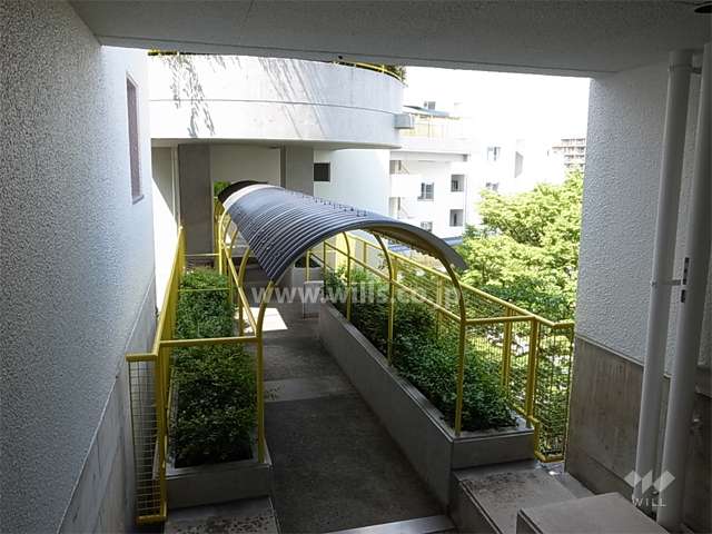 エレベーター棟と3番街F棟をつなぐ渡り廊下。両脇に植栽スペースが設けられています。