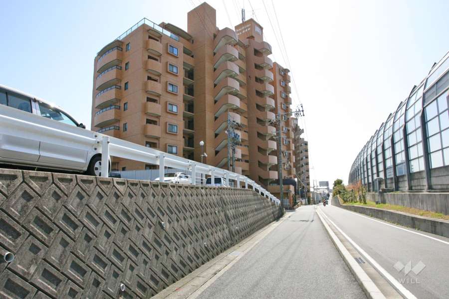 ライオンズマンション鳴丘壱番館の遠景（北西側から）