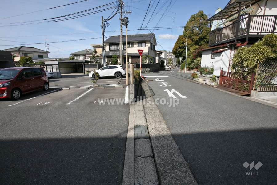 敷地北側の前面道路（東側から）