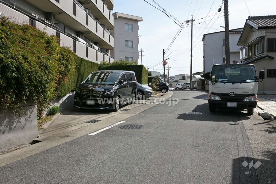 敷地南側の前面道路（西側から）