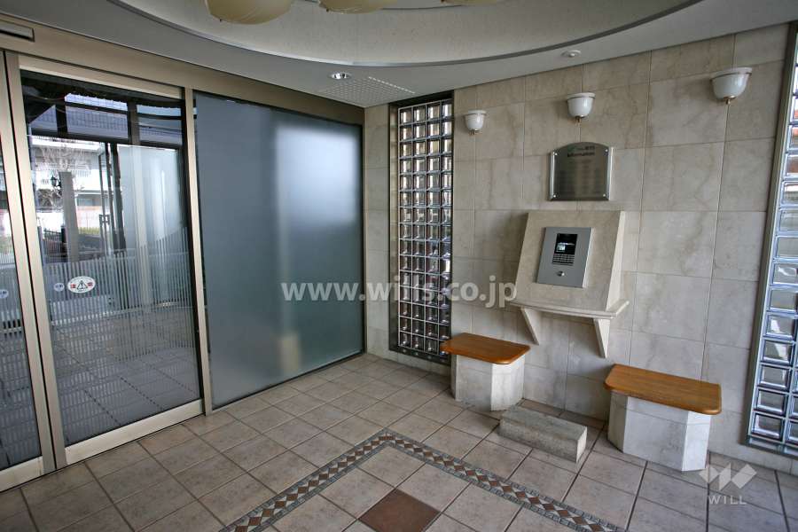 エントランスはオートロック付きです。