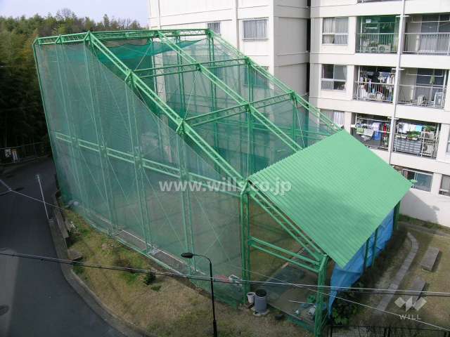 C棟の横にある敷地内のゴルフ練習場