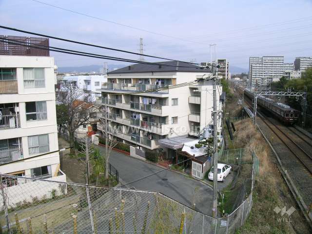 C棟の東側には阪急千里線が走っています。