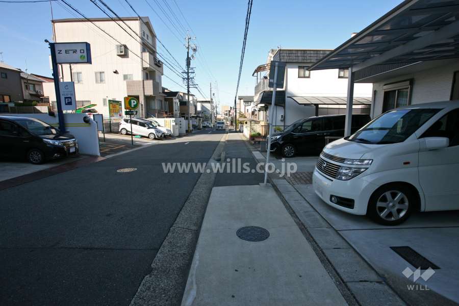 敷地北側の前面道路(東側から)