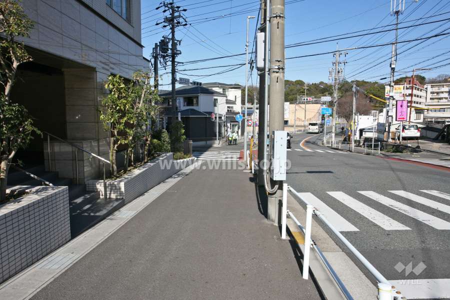 敷地北東側の前面道路(南東側から)