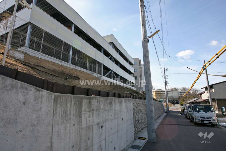 敷地北側の前面道路（東側から）